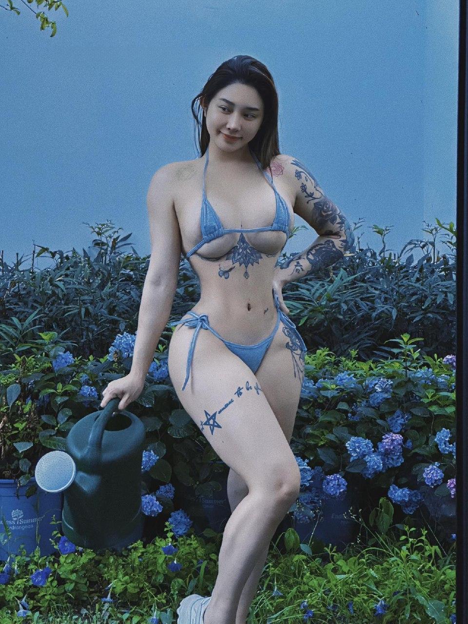 宋昱欣 – 清晨穿比基尼浇花【11P】